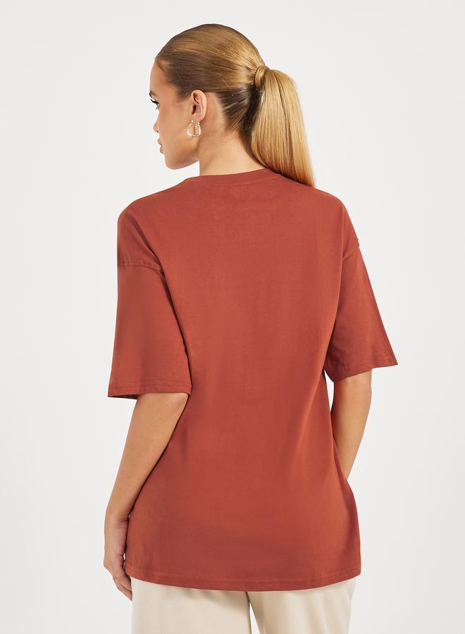 ستايلي تيشيرت فضفاض بتفاصيل كتابة مُطرّزة - Image 5